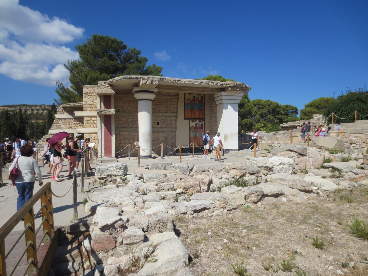Zentrales Kreta, 6 Km südlich von Heraklion im Landesinnern: Geschichtsträchtiges Kreta.., minoische Kultur - Der Palast von Knossos. Die Anlage wurde zwischen 2100 und 1800 v. Chr. am Ort der neolithischen Besiedlung errichtet