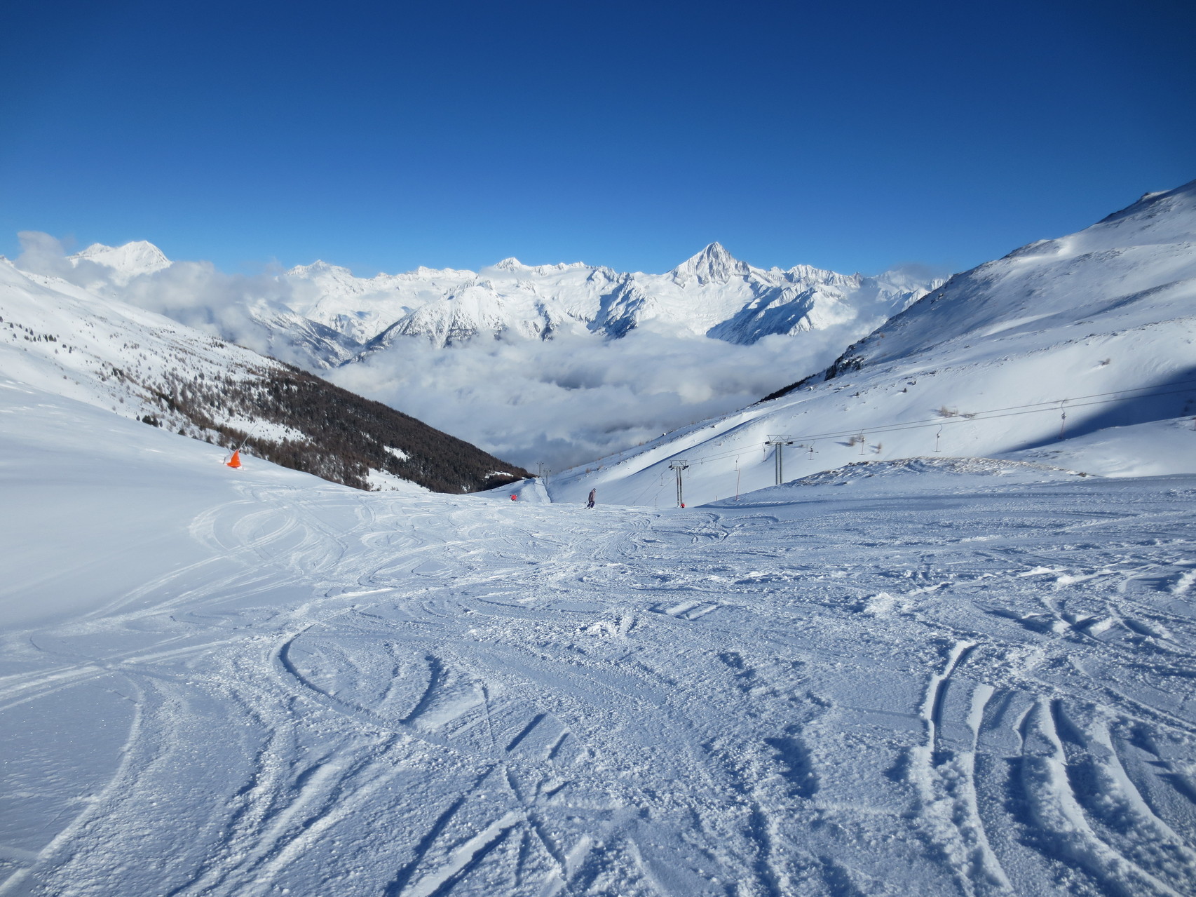 Ginals-Gipfel (2500 Meter ü.M.) mit Blick auf die nördlich des Rohnetals gelegenen Walliser-Alpen (mit Bietschhorn, 3934 M.ü.M.).