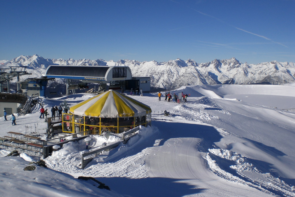 Hochstation der Panoramabahn auf 2375 m ü M; Blick auf die Anlage mit Hochgebirgs-Festzelt