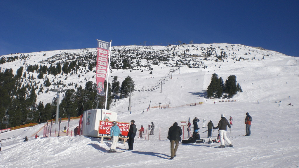 Mittelstation auf 2000 m ü M beim Zeiger-Alpenrestaurant; Blick auf Sessellift