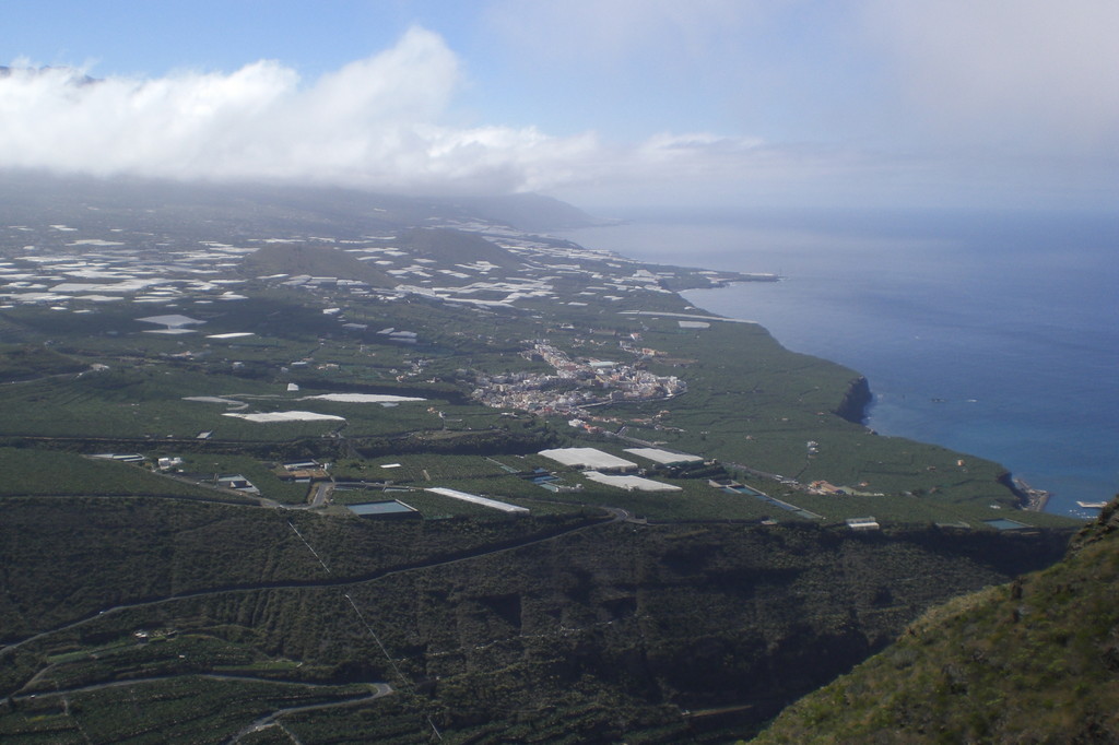 Blick von La Punta Richtung Süden auf Tazacorte und ganz im Hintergrund auf Puerto Naos