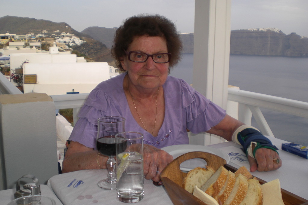Grosi im Rest. King Neptune in Oia, Santorini, sichtlich zufrieden! (Im Hintergrund rechts Sicht auf Imerovigli am Kraterrand)