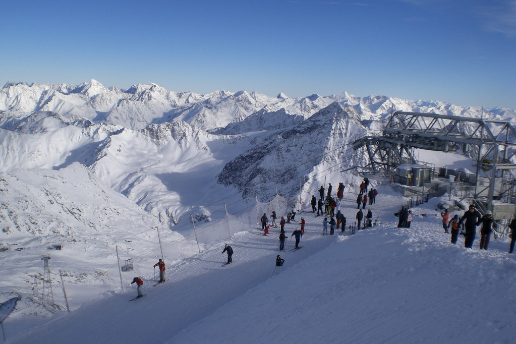 Blick vom Aussichtspunkt (Rundumsicht) auf die Station der Pitz-Panoramabahn auf 3440 m ü M