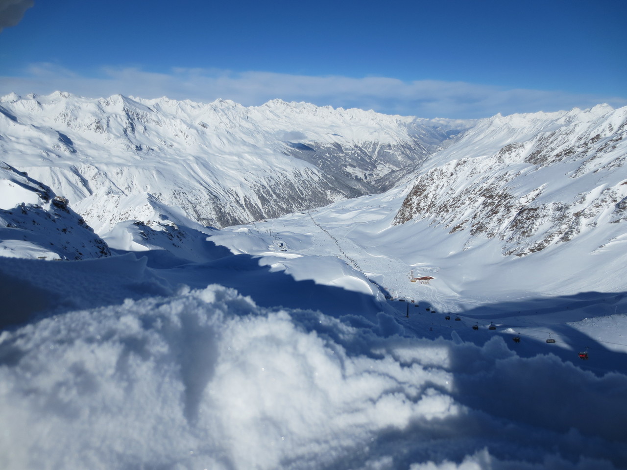 Blick aus eisiger Höhe (Top Mountain Star, Wurmkogl, ca. 3100 m ü M) auf das Tiroler Ötztal