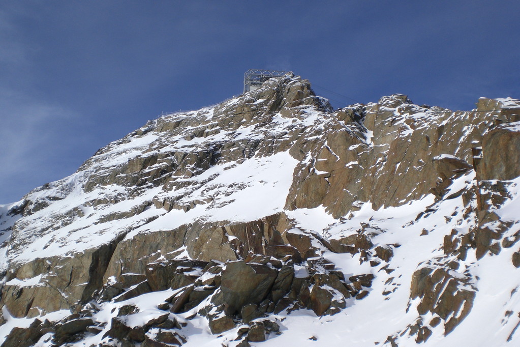 Blick von unten (Mittelbergbahn) auf den höchsten Punkt des Pitztaler-Gletschers auf 3440 m ü M
