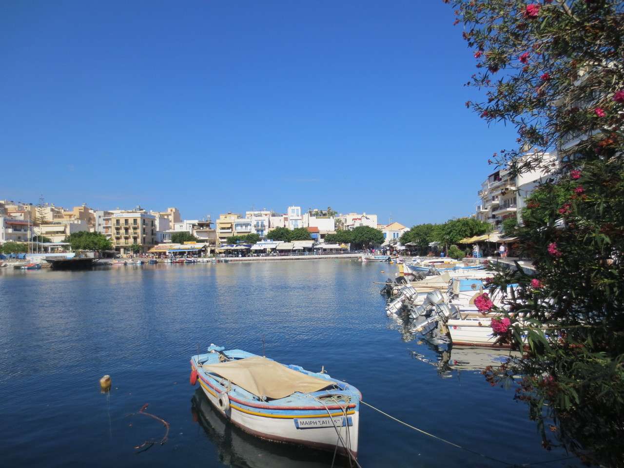 Im Osten der Insel: Impressionen aus dem Städtchen Agios Nikolaos an der Bucht von Mirambellou (Kolpos Mirambellou). Sujet: Durch einen Meerzufluss innerhalb des Städtchens gebildeter See. Agios Nikolaos hat übrigens etwas mehr als 10'000 Einwohner.