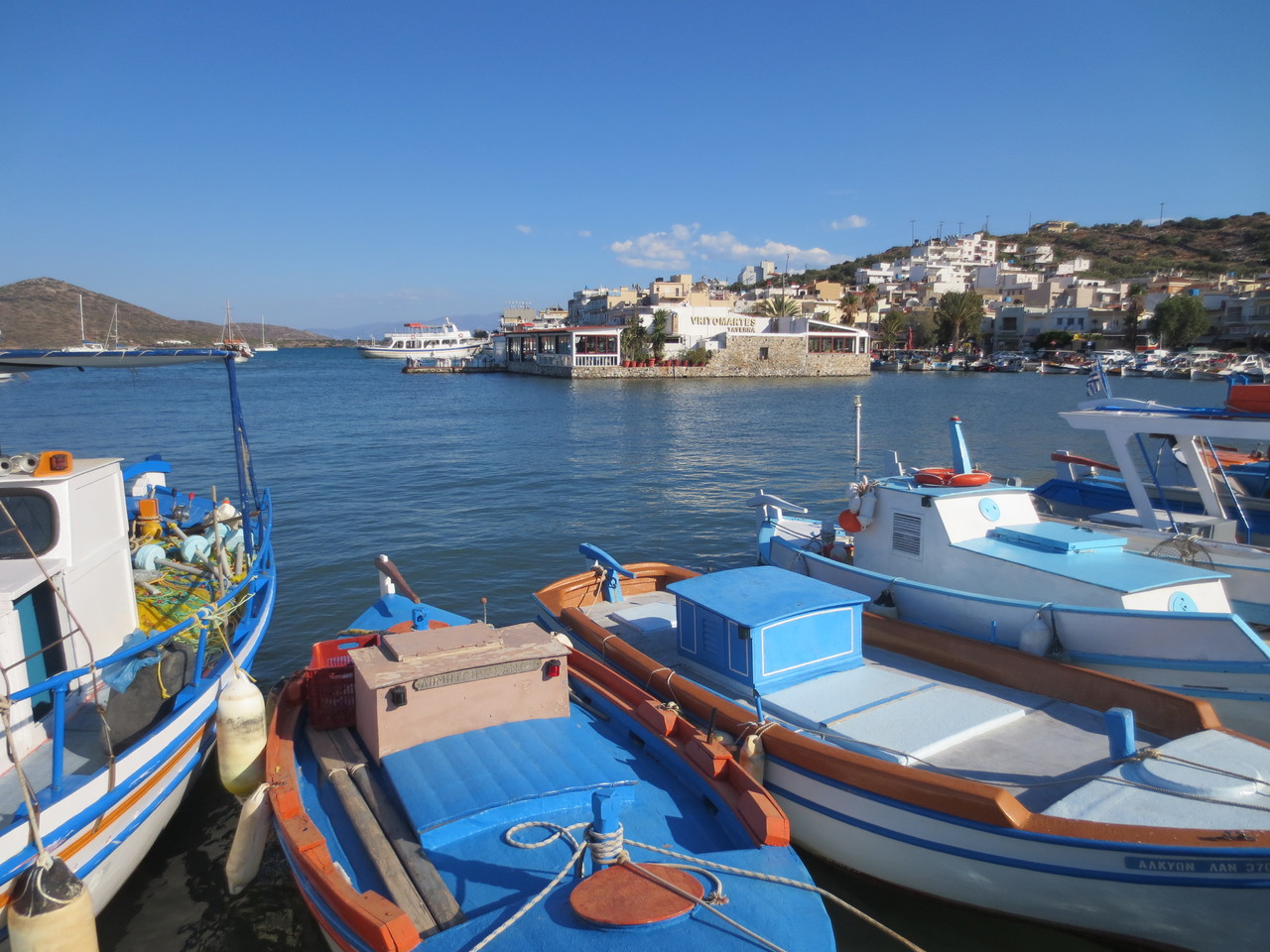 Im Nordosten der Insel: Hier in Elounda (nördlich von Agios Nikolaos). Elounda ist ein kleiner touristischer Ort mit ca. 2'200 Einwohnern