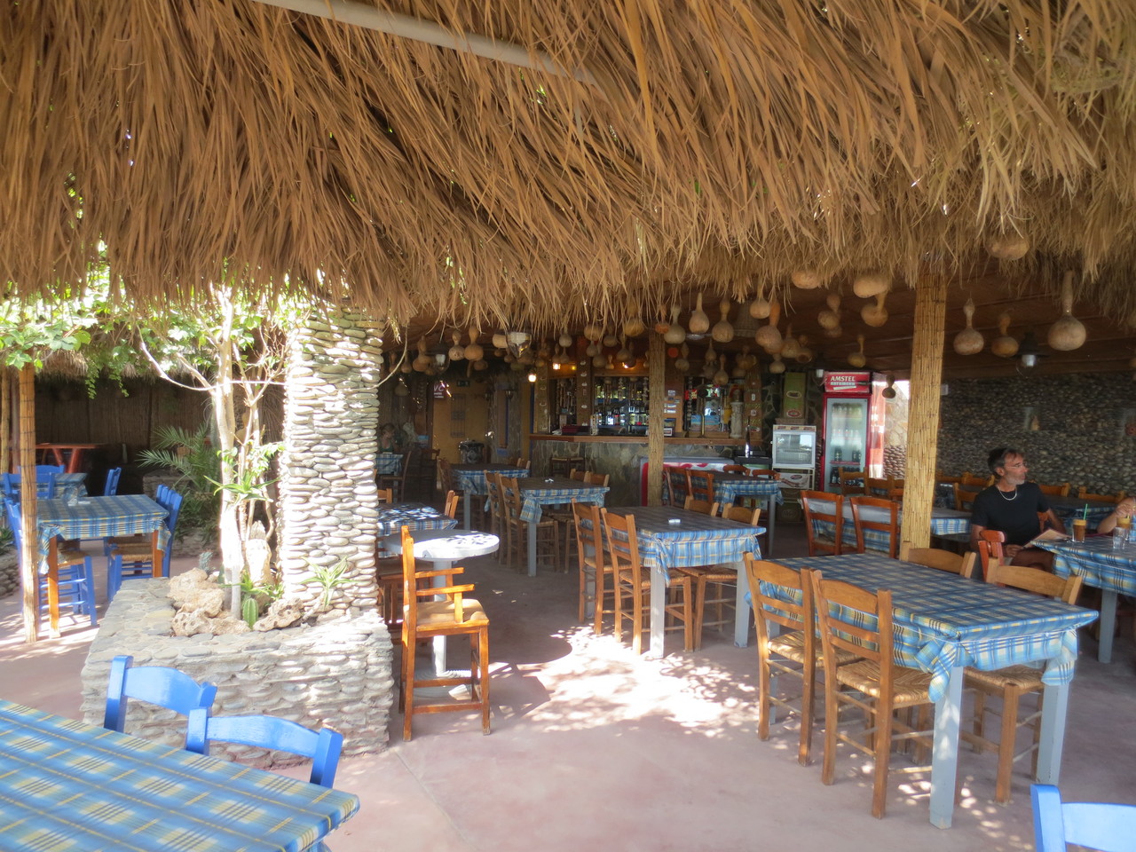 Südwestlichster Punkt der Insel Kreta: Zwischenhalt in einer Taverne (nach einer 3-stündigen Fahrt und ca. 250 zurückgelegten Kilometern sowie 30 Grad im Schatten, hatten wir etwas Erfrischends, Kühles nötig!!
