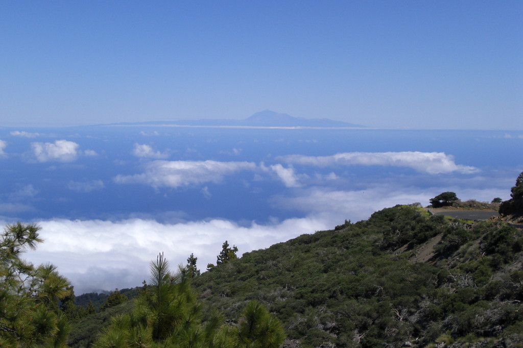 Caldera de Taburiente (bis 2426 m. ü. M. - hier etwa auf 2300 m. ü. M.); Blick Richtung Osten (im Hintergrund die Insel Teneriffa)