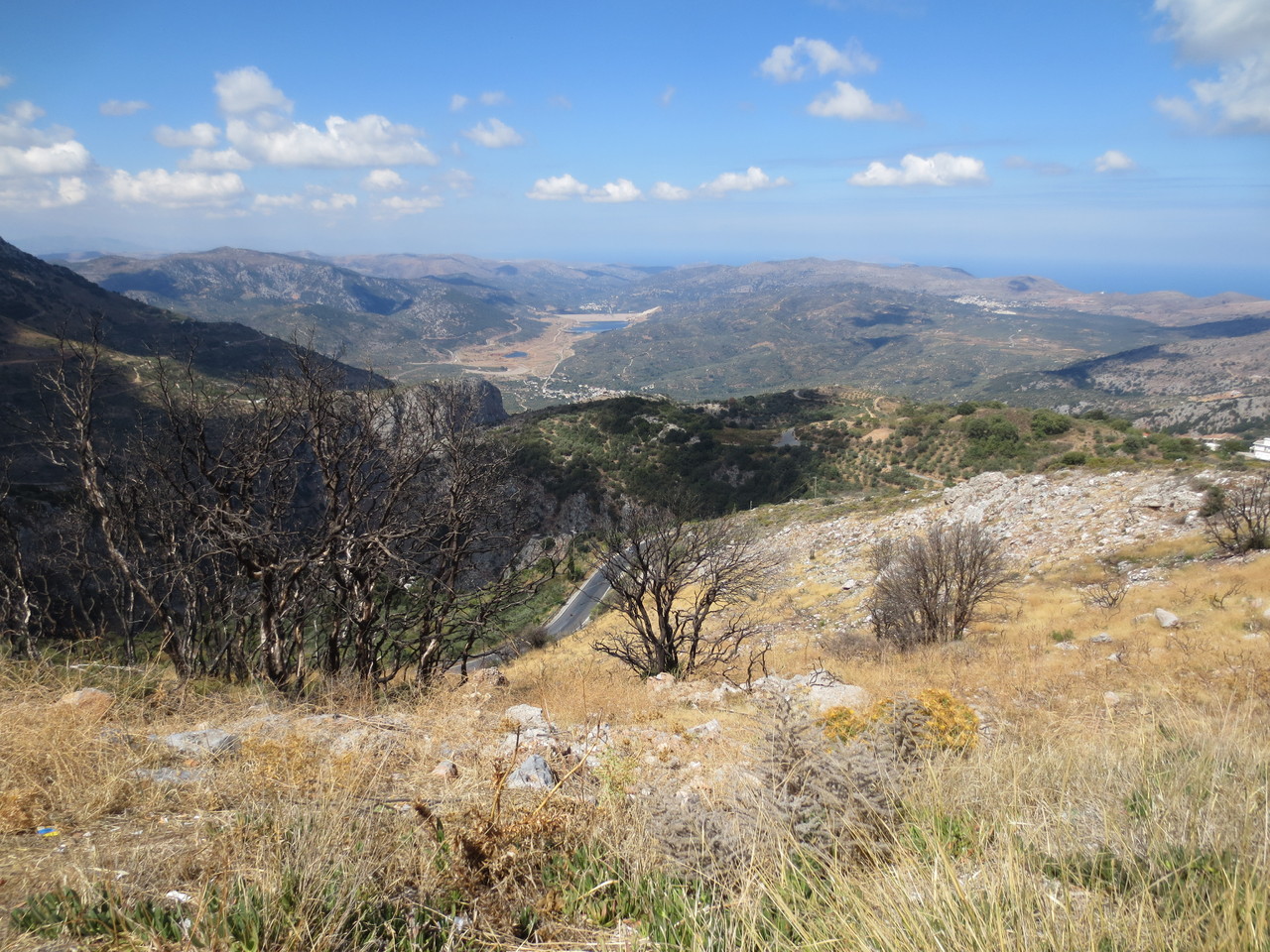 Zentrales Kreta, im Landesinnern...; hier ein Zwischenhalt im Homo Sapiens Village (Thematic Park Museum) auf dem Weg zur Lassithi Hochebene. Blick Richtung Norden hin zur ägäischen See