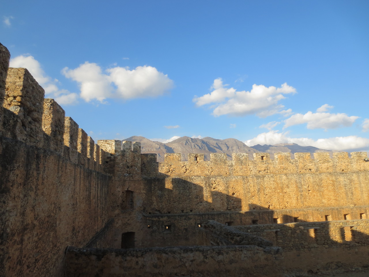 Im Südwesten der Insel, ebenfalls an der Südküste: Frangokastello. Ein im Jahre 1371 erbautes, venezianisches Kastell (gleichnamige Ortschaft). Das Kastell taucht in den Geschichtsbüchern bis ins 19. Jahrhundert auf.