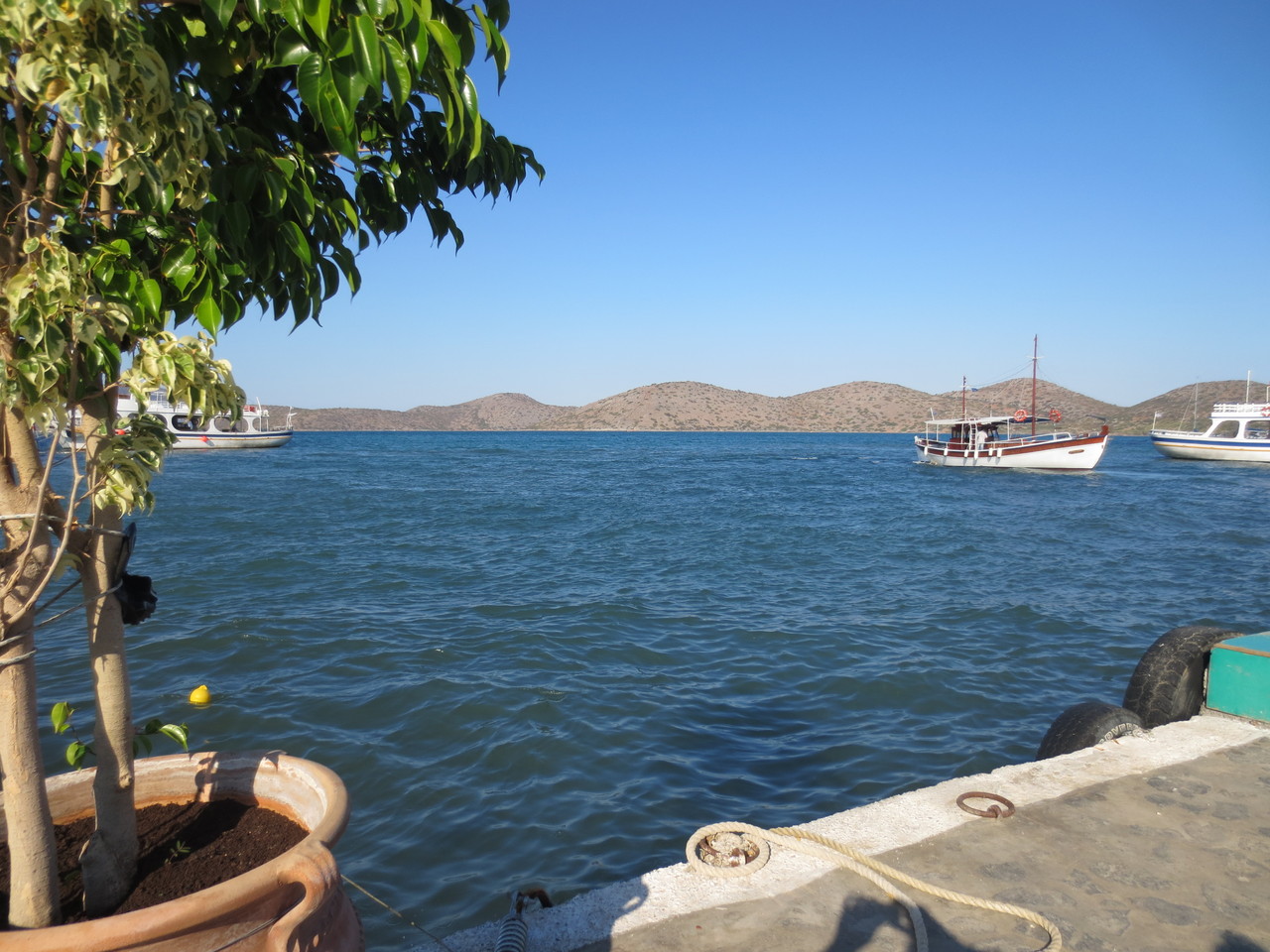 Im Nordosten der Insel: Hier in Elounda (nördlich von Agios Nikolaos). Im Hintergrund die Insel Spinalonga (Nissos Spinalonga). Hier wurden bis Ende des 19. Jahrhunderts die Leprakranken verbannt! 