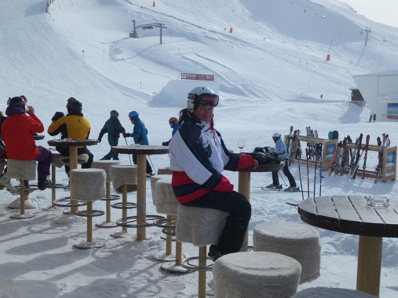 Zwischenhalt auf der Festkogl Alm (Obergurgl Skigebiet). Suzi geniesst bei einem Glühwein das Panorame der Ötztaler Alpen 
