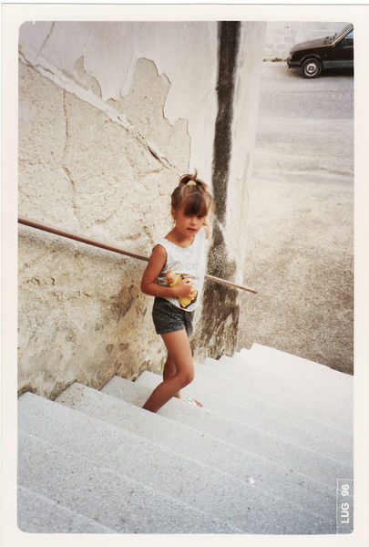 Michela mit Kind auf der Haustreppe...!!??