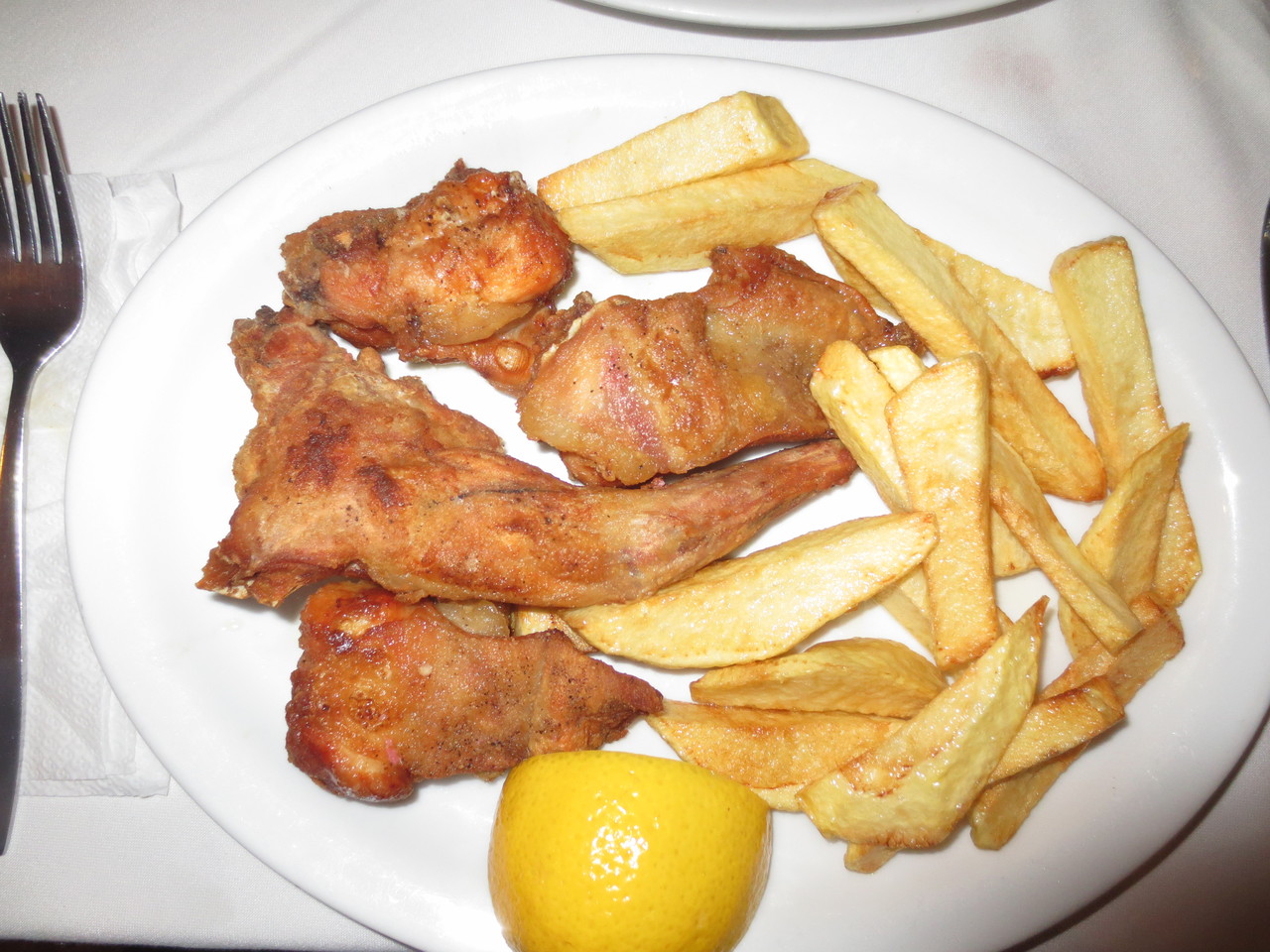 Agios Myronas, 14 Km südlich von Heraklion im Landesinnern: Hier ein Bild eines Traditional Fried Rabbit, genossen in unserem Stammlokal (Taverne Ethimiko)