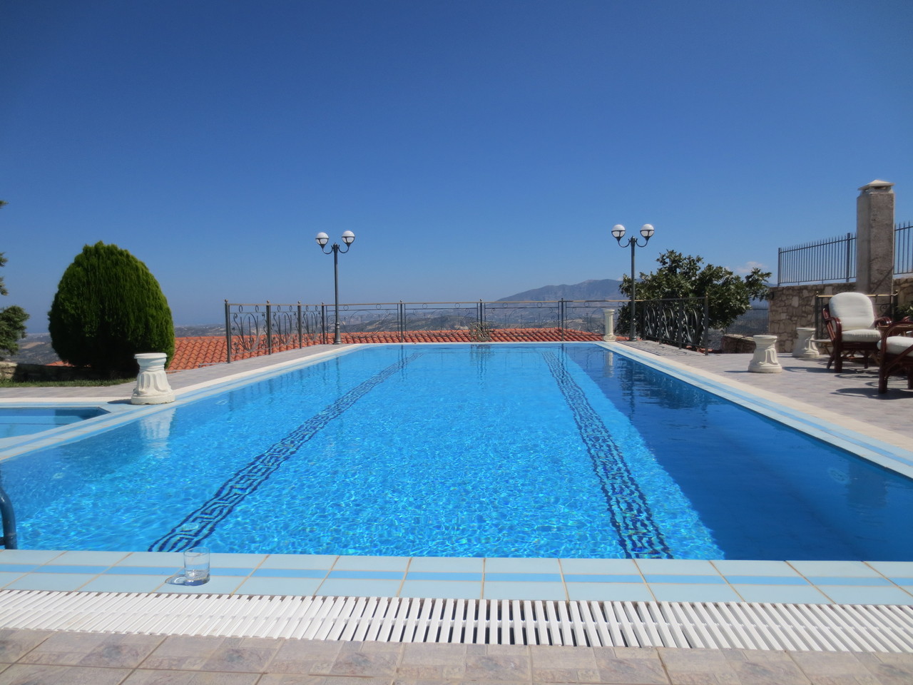 Agios Myronas.., Hotel Vergis Epavlis - unsere Ferienresidenz im Landesinnern, 14 Km südlich von Heraklion. Hier mit Blick auf den Hotel-Pool bzw. Richtung Osten