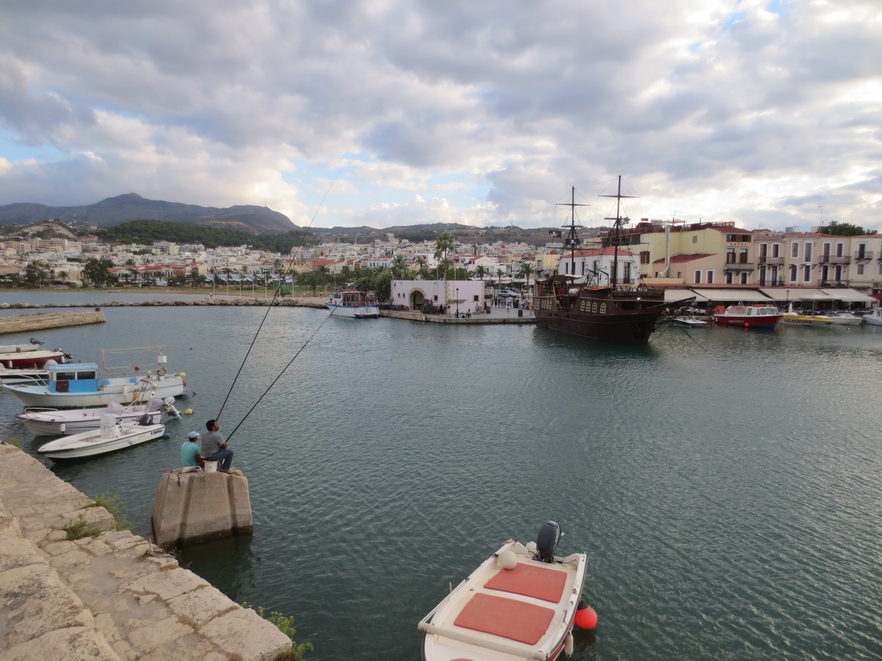 Rethymnon, im Nordwesten gelegene, venezianische Hafenstadt mit fast 50'000 Einwohnern. Leider waren die Lichtverhältnisse für Fotografien nicht so optimal (es war schon 18:00 Uhr und mittelmässig bewölkt)
