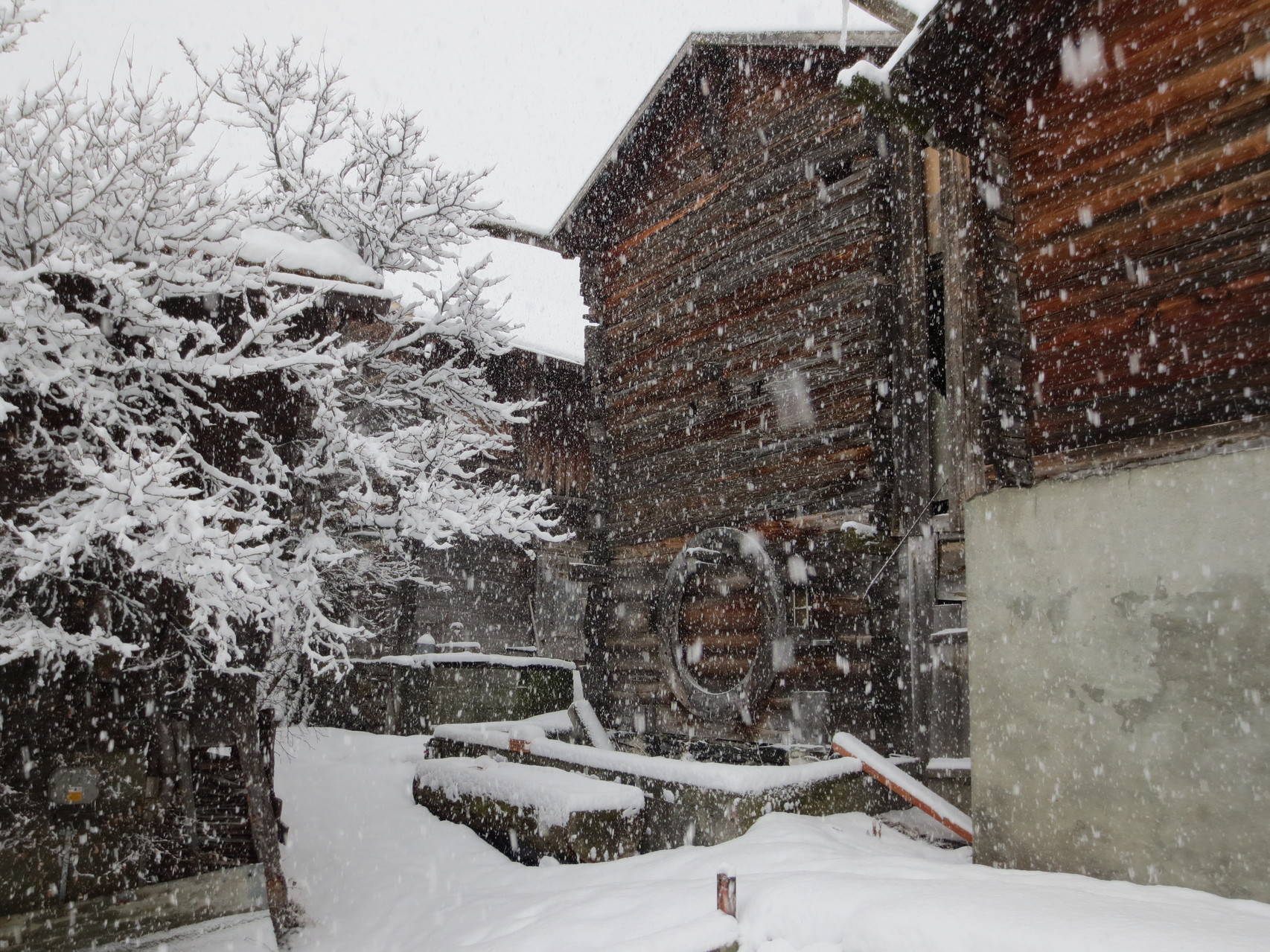 Impressionen aus dem Unterbächer-Dorf mit langersehntem Schneefall (war auch dringend nötig für die unteren Bereiche des Skigebiets Brandalp-Ginals).