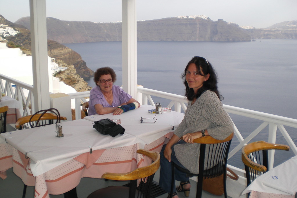 In Oia - im Rest. King Neptune - Oia Santorini - gute griechische Küche und excellente Bedienung (im Hintergrund Kraterrand mit Sicht auf die Städte Imerovigli und Fira (Hauptort)