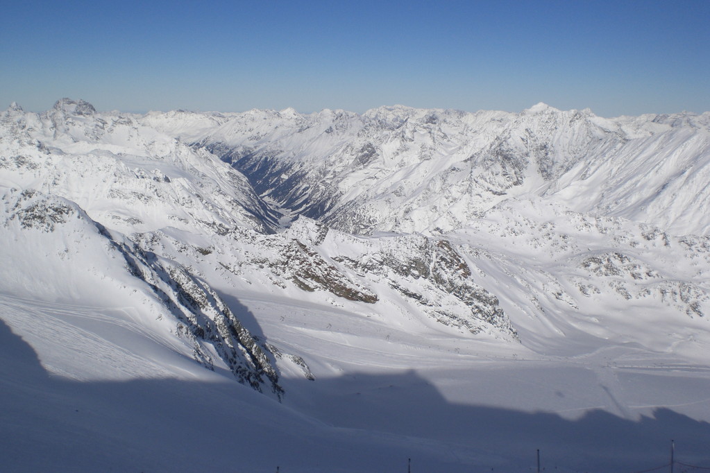 Blick vom Aussichtspunkt (Rundumsicht) auf 3440 m ü M; im Hintergrund (ca. Bildmitte leicht links das Pitztal)