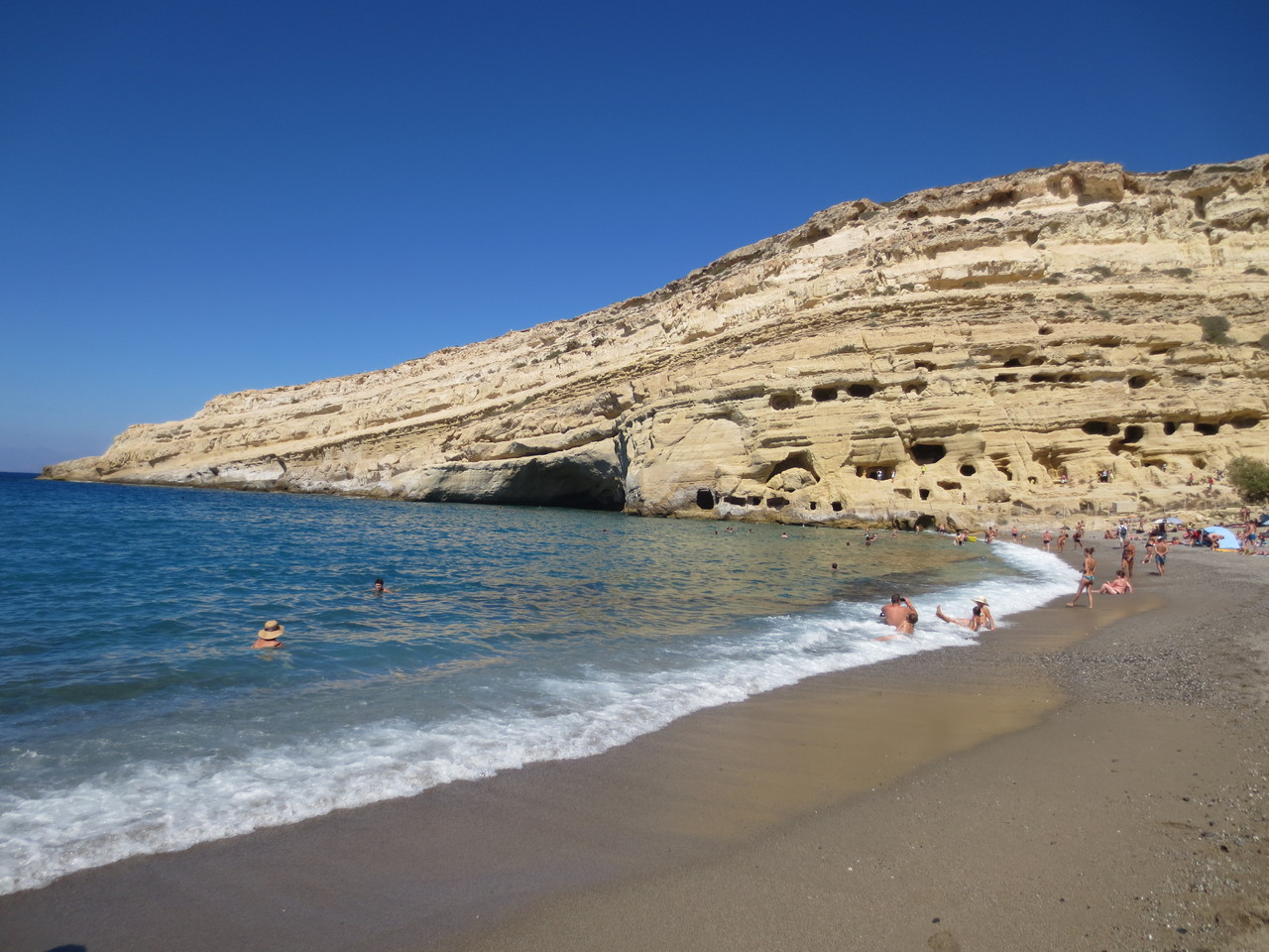 Zentrale Südküste Kretas, leicht westlich: Das Dorf Matala. Bekannt vor allem aus den 60er und 70er Jahren (Treffpunkt der Hippies). Im Hintergrund interessante Felsformationen mit gebildeten Höhlen aus der neolytischen Zeit