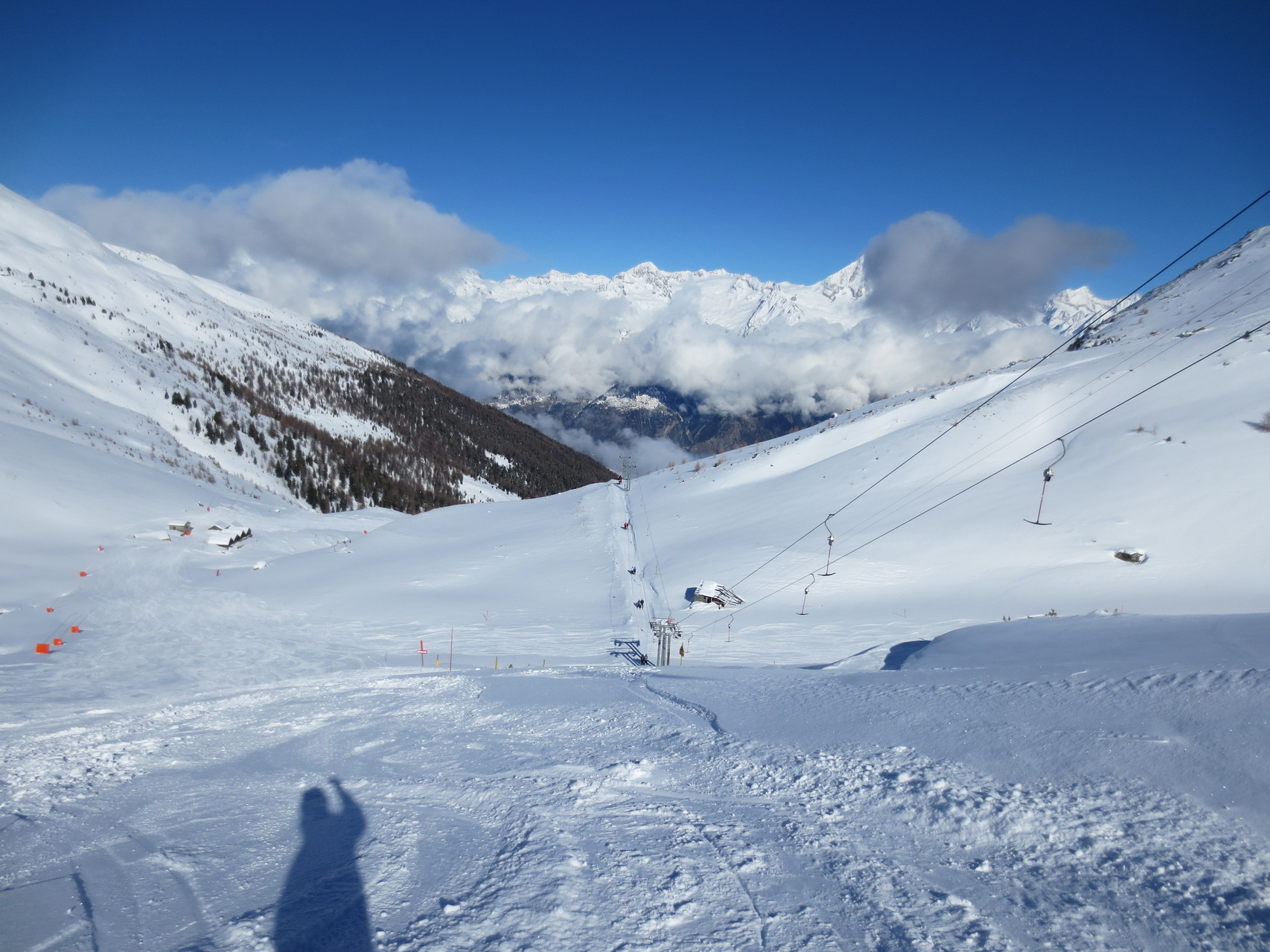 Ginals-Gipfel (2500 Meter ü.M.) mit Blick auf die nördlich des Rohnetals gelegenen Walliser-Alpen (mit Bietschhorn, 3934 M.ü.M.).