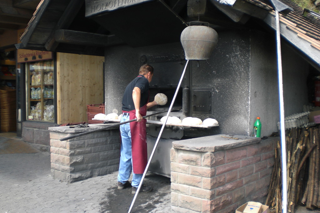 ...frisch zubereitetes Holzofenbrot