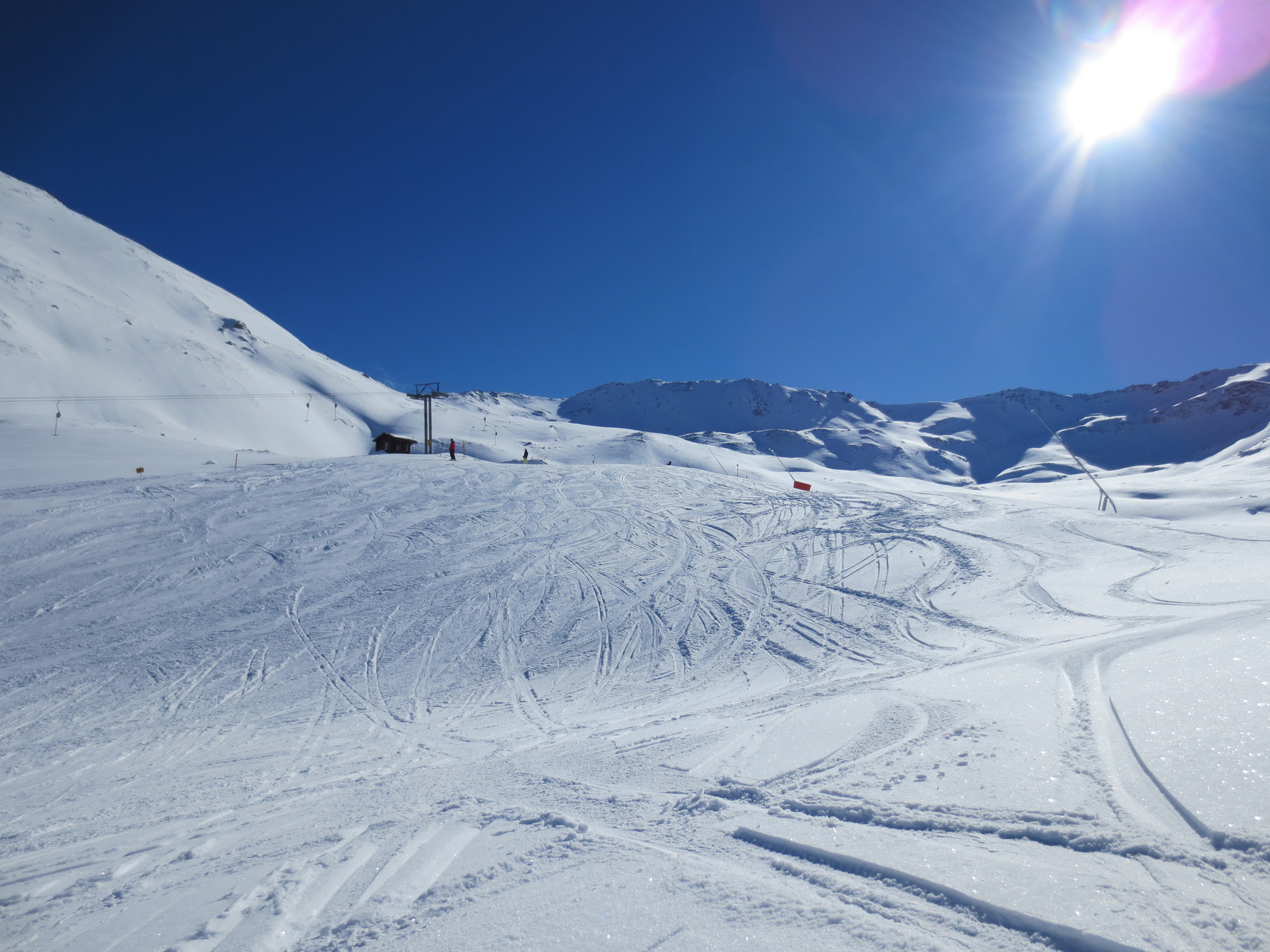 Ginals-Gipfel (2500 Meter ü.M.). Blick Richtung Süden auf die Skilift-Endstation
