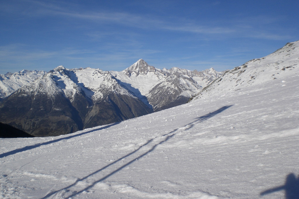 Gipfel Ginals 2500 m.ü.M. (im Hintergrund Bietschhorn 3934 m.ü.M.)