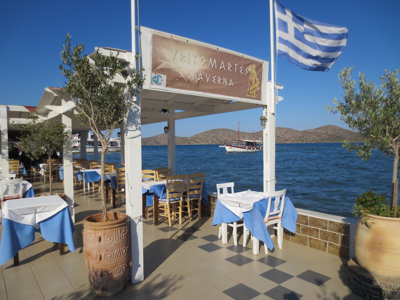 Im Nordosten der Insel: Hier in Elounda (nördlich von Agios Nikolaos). Elounda ist ein kleiner touristischer Ort mit ca. 2'200 Einwohnern. Zwischenhalt in einer kretischen Taverne