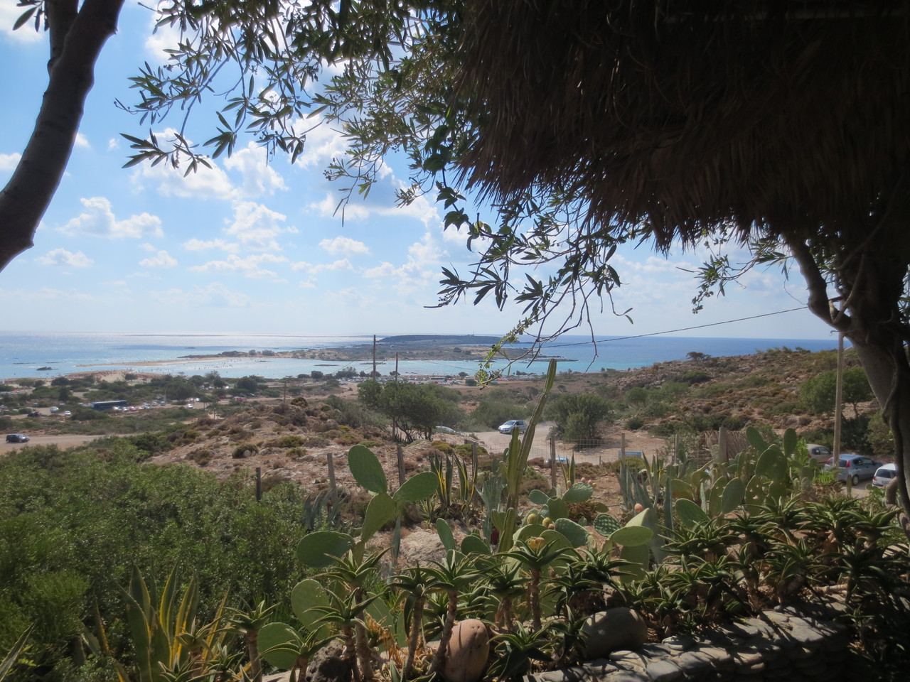 Südwestlichster Punkt der Insel Kreta: Elafonissi (Elafonisi). Blick auf den berühmten Badestrand und die kleinen Eilande Nissos Elafonisi und Nissos Artemis