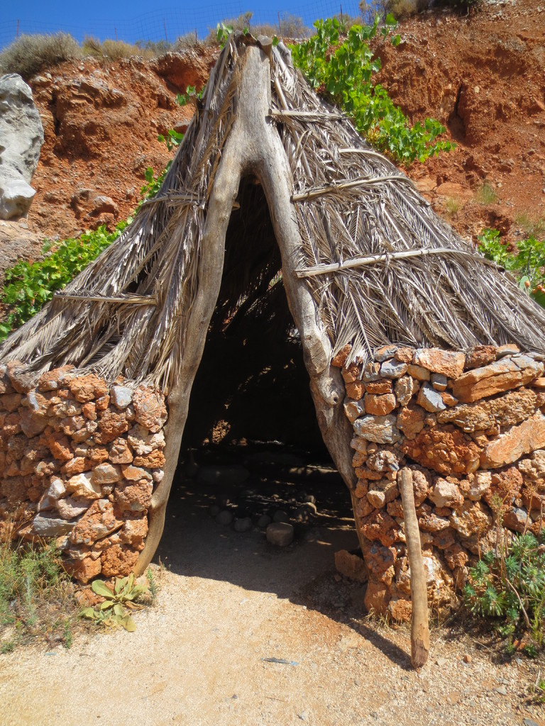 Zentrales Kreta, im Landesinnern...; hier ein Zwischenhalt im Homo Sapiens Village (Thematic Park Museum) auf dem Weg zur Lassithi Hochebene. Sujet: Behausung Homo Sapiens ca. 50'000 B.C.