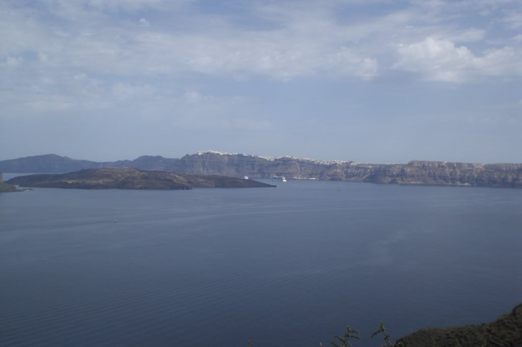 Blick von Süden auf die Kesselmitte mit Nea Kameni und im Hintergrund der Kraterrand mit Fira, Firostefani und Imerovigli