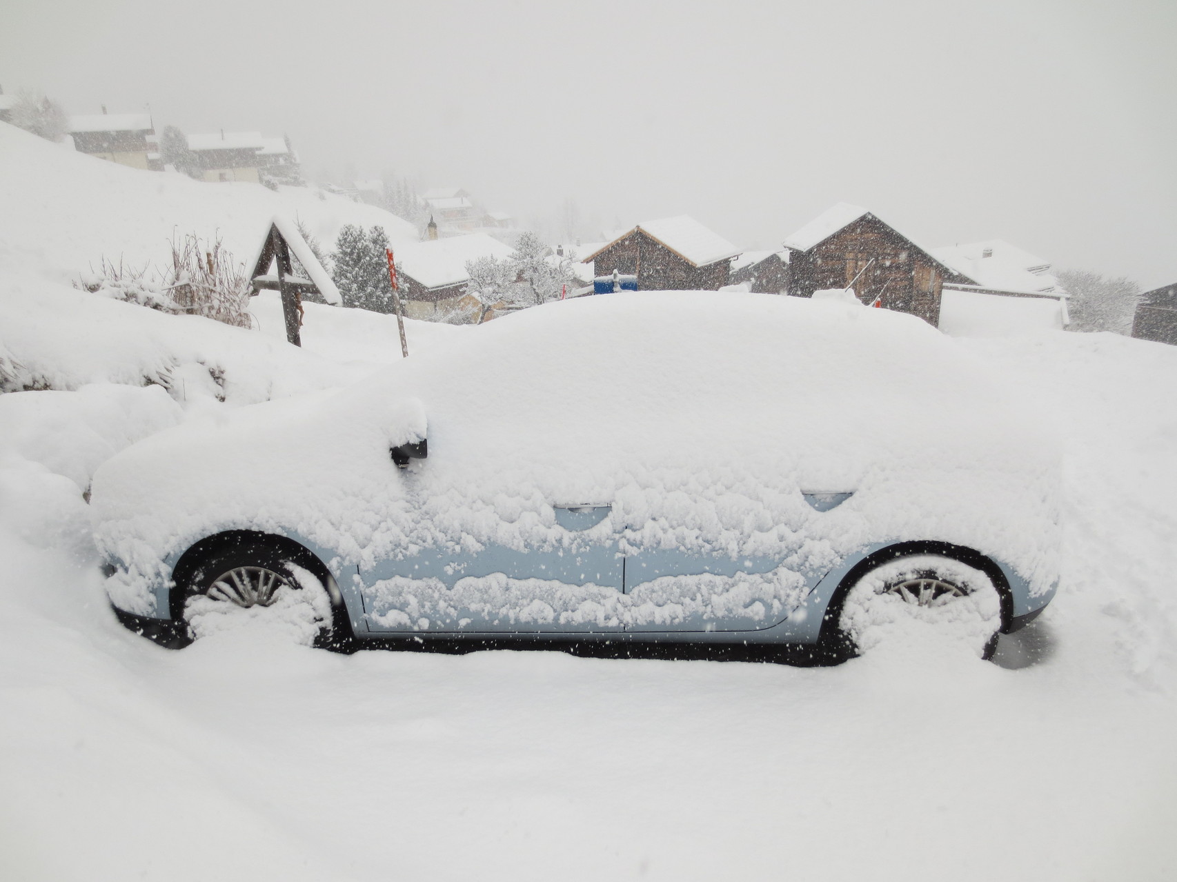 Reichlicher Schneefall in der Mitte unserer Ski-Ferienwoche in Unterbäch (VS)