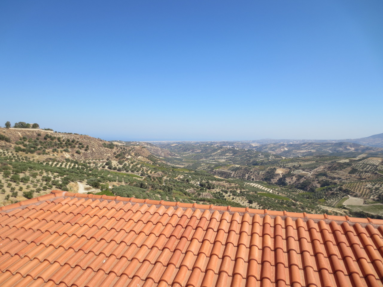 Agios Myronas.., Hotel Vergis Epavlis - unsere Ferienresidenz im Landesinnern, 14 Km südlich von Heraklion. Hier mit Blick Richtung Norden auf Heraklion und die ägäische See 