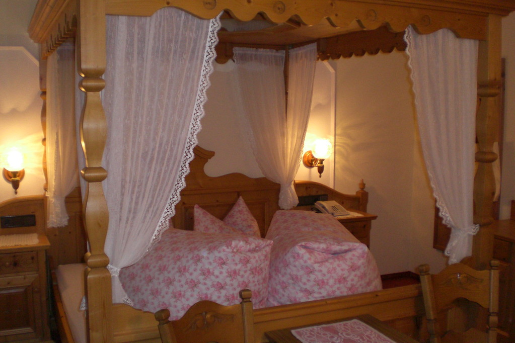 Schmuckes Himmelbettzimmer im österreichischen Alp-Ambiente. Herrlich!