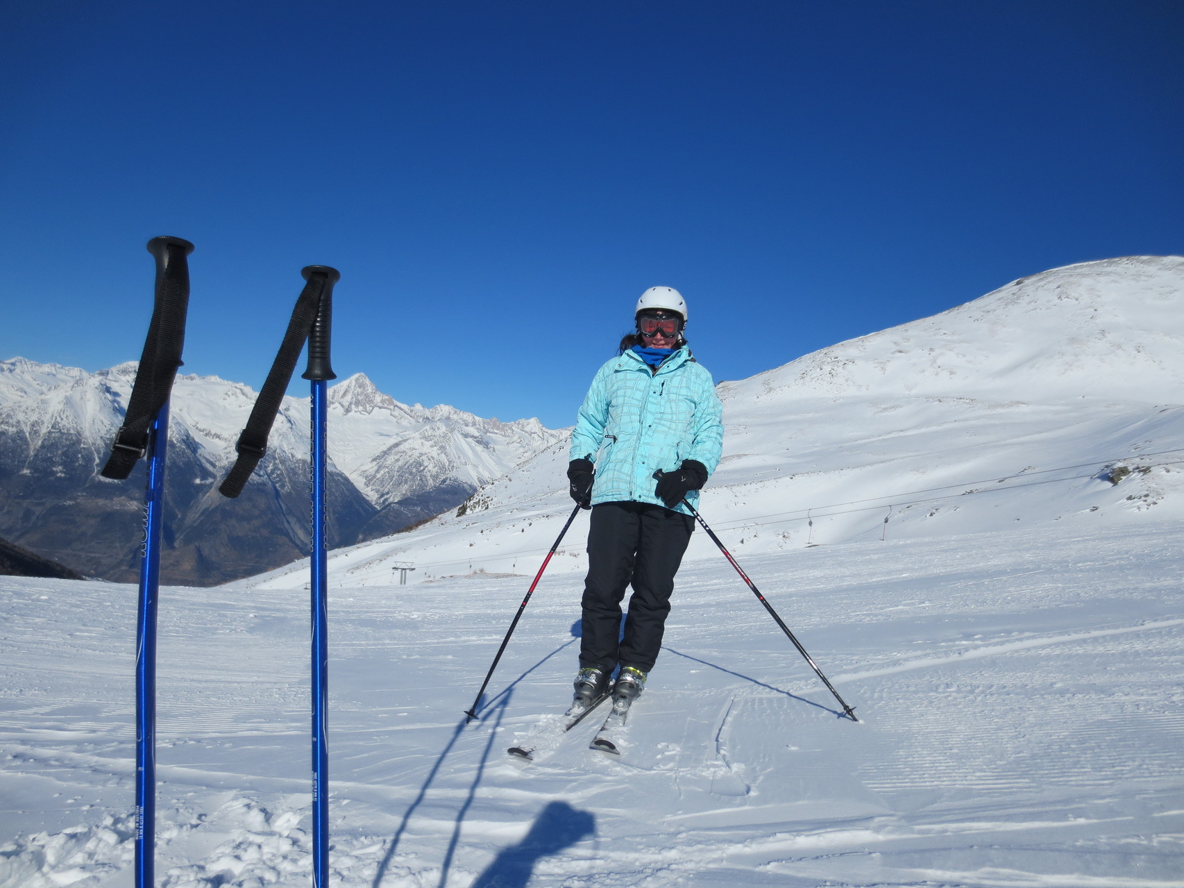 Ginals-Gipfel. Suzi putzmunter auf 2500 Meter ü.M. mit Vorfreude auf die Talabfahrt.