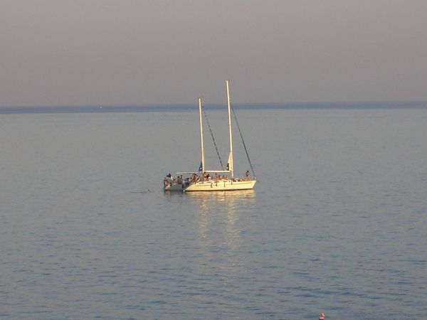 einsames Segelboot vor der Küste