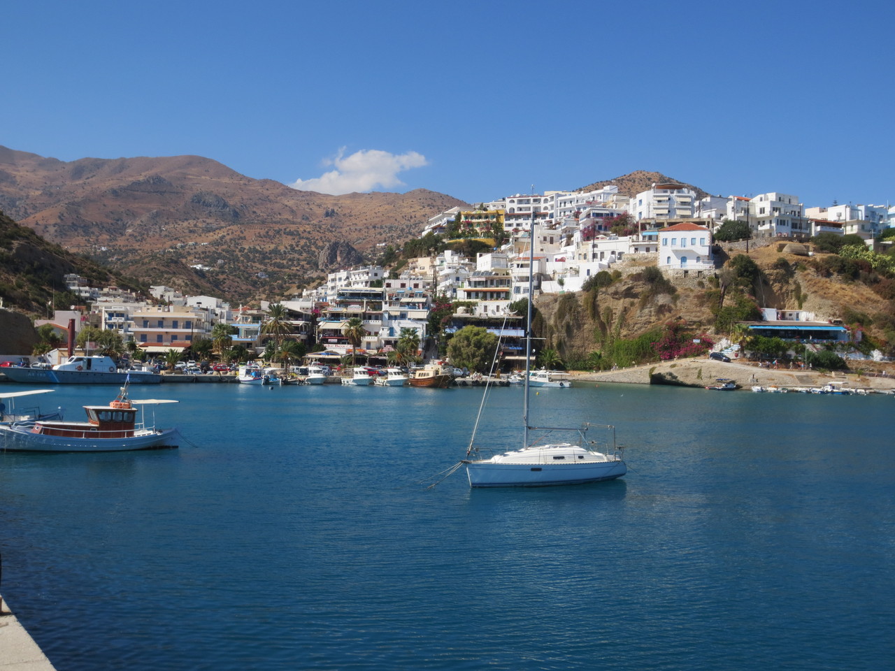 Westliche Südküste Kretas: Agia Galini.., ein kleines, touristisches 1'000-Seelen-Dorf. Zentrale des Pauschaltourismus in Kreta. Muss man mal gesehen haben (irgendwie kitschig schön)