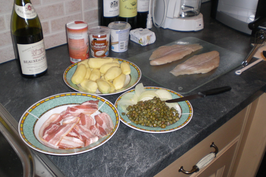 Kulinarische Freuden im Chalet in Unterbäch (Zutaten für Pangasius auf Speckstreifen mit Mini-Kartoffeln an Zwiebel-Kapern-Creme)