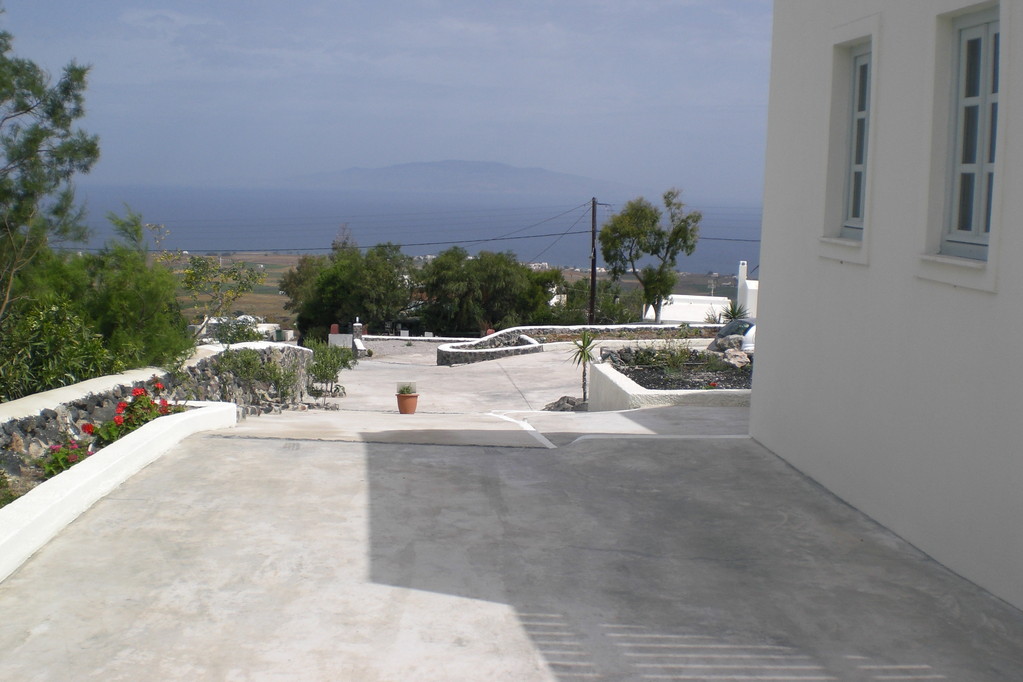 Unsere Residenz in Oia; Blick Richtung Norden (im Hintergrund die Insel Anafi)
