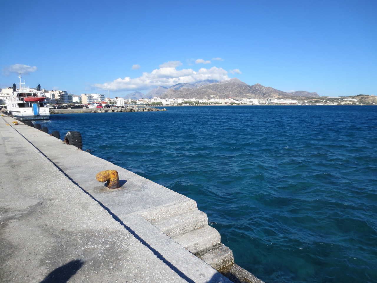 Die Stadt Ierapetra im Südosten der Insel an der Südküste. Blick vom Hafen auf einen Aussenbezirk der Stadt (Ierapetra hat ca. 12'000 Einwohner)