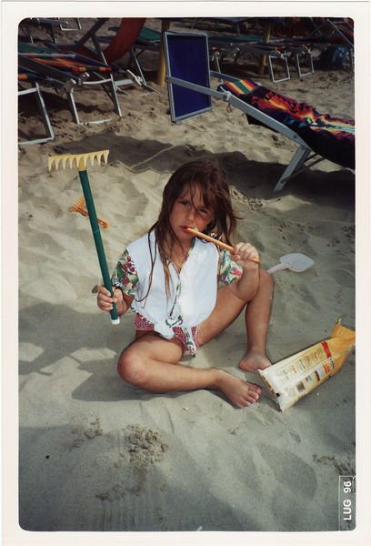 Cristiana geniesst ihre Grissinis im Sand...