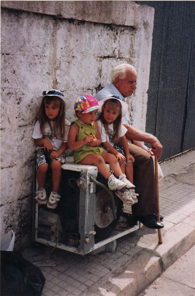 Ruhepause auf dem Weg zum "Mercato", Urgrossvater Antonio† mit Cristiana, Michela und Giorgio