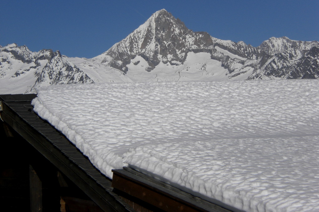 Blick über das Dach des Bergrestaurants Ginals auf das Bietschhorn 3934 m.ü.M.
