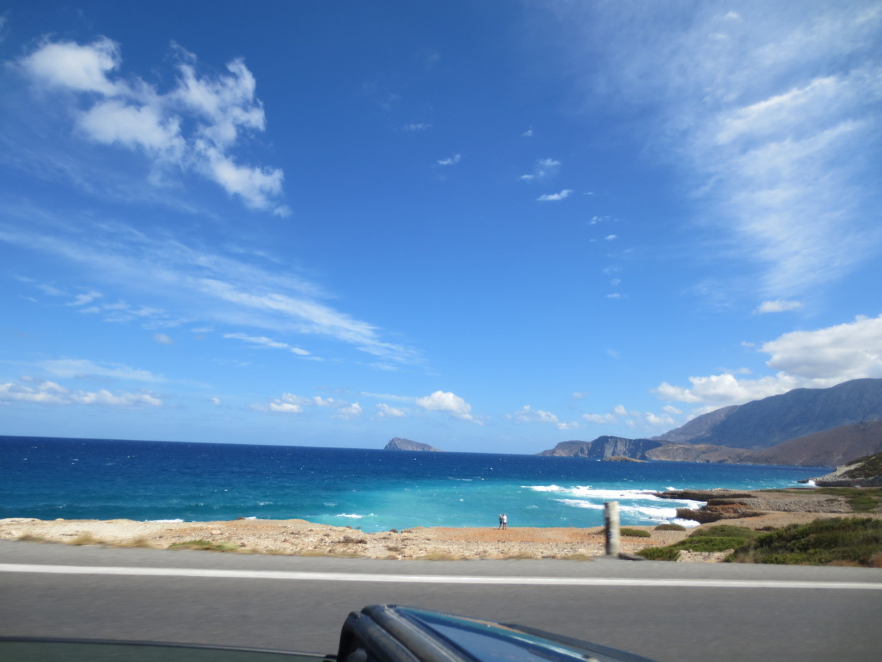 Im Osten der Insel: In der Nähe von Amoudara mit Blick auf die Mirambellou Bucht. Im Hintergrund das Eiland Konida (Schnappschuss im Vorbeifahren)