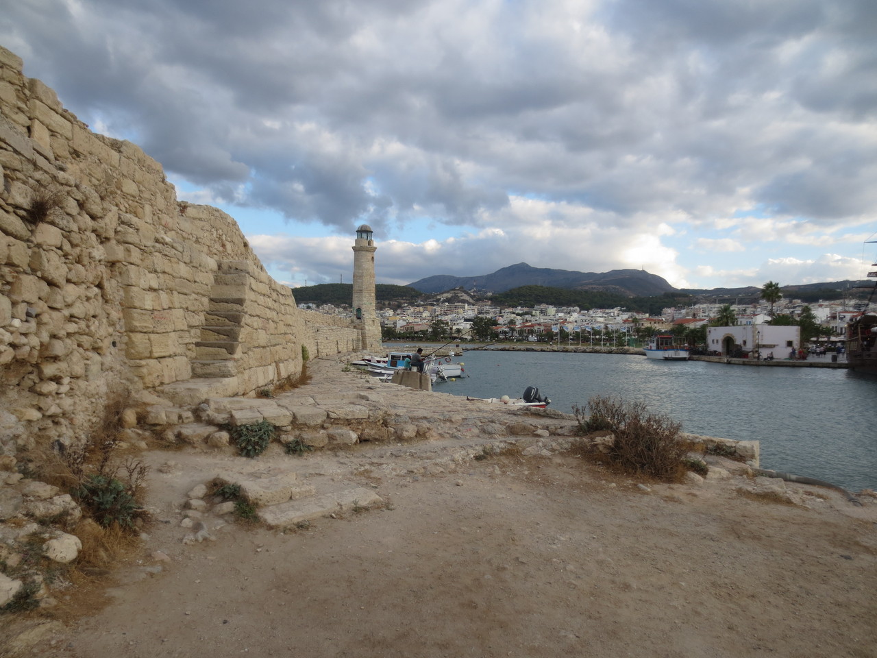Rethymnon, im Nordwesten gelegene, venezianische Hafenstadt mit fast 50'000 Einwohnern. Leider waren die Lichtverhältnisse für Fotografien nicht so optimal (es war schon 18:00 Uhr und mittelmässig bewölkt)