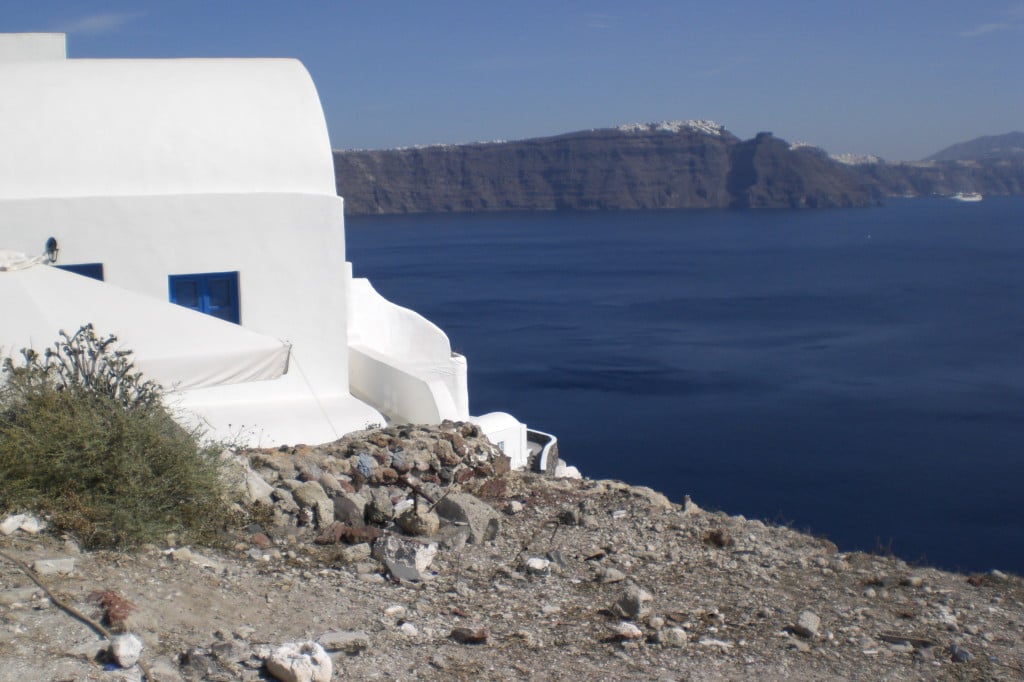 im Örtchen Oia (im Hintergrund Imerovigli und Fira am Kraterrand)