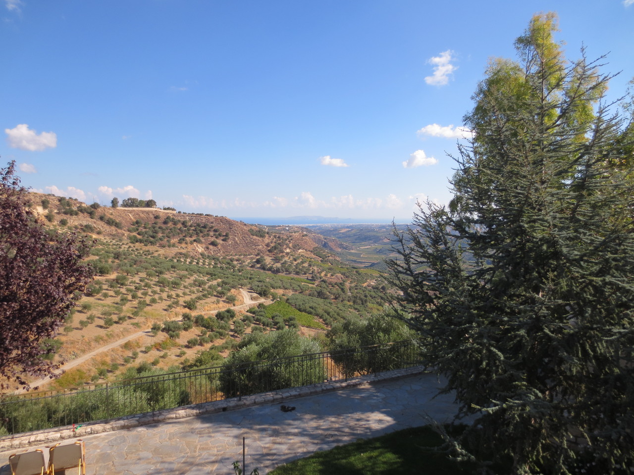 Agios Myronas, unsere Ferienresidenz..., ca. 14 Km südlich von Heraklion im Landesinnern. Hier von unserer Veranda aus mit Blick Richtung Norden auf Heraklion (auf die ägäische See)
