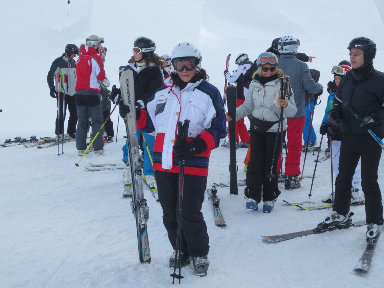 ..auf dem Festkogel (2671 m ü M). Suzi mit Vorfreude auf die Abfahrt!